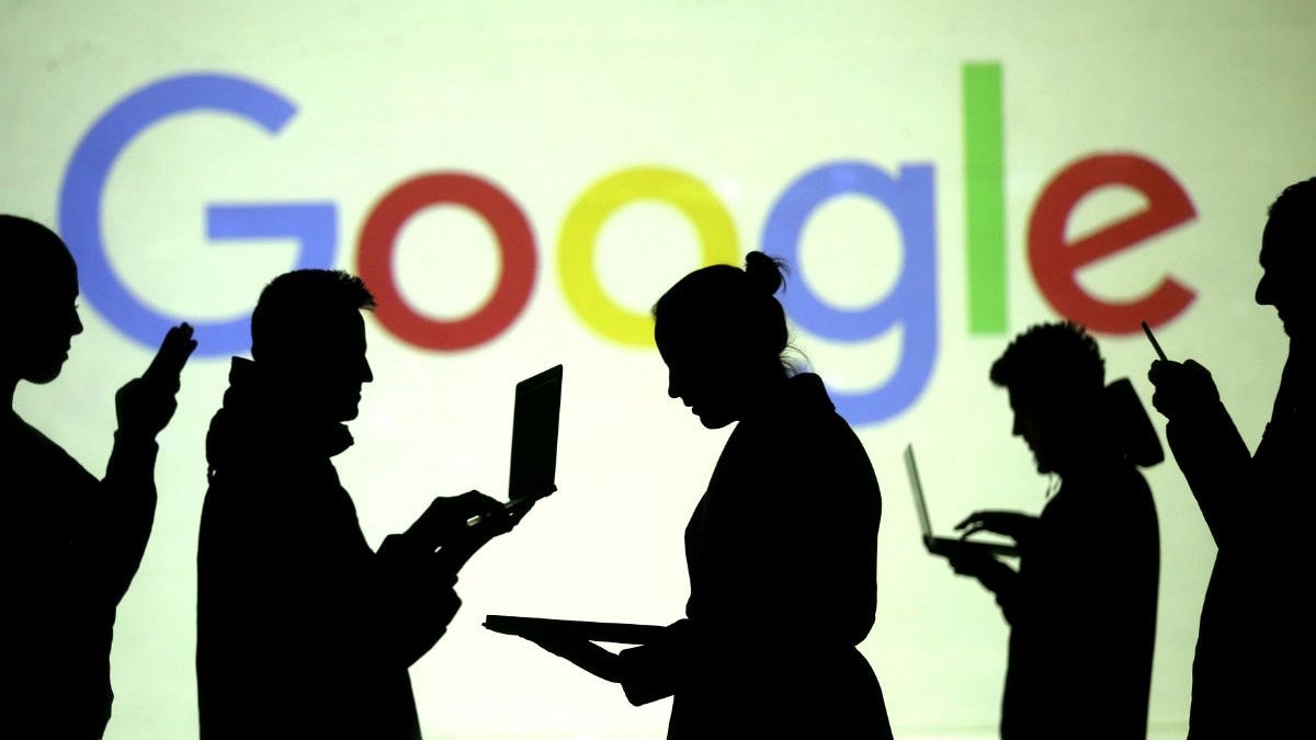 Des silhouettes vues devant le logo de Google