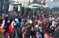 توافق برای پایان محاصره سه ساله؛ خروج ۶ هزار سوری از ادلب آغاز شد
