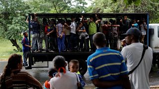Venezuela: subidos a camiones como ganado por falta de autobuses