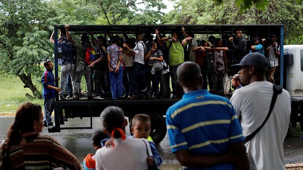 Venezuela: subidos a camiones como ganado por falta de autobuses Venezuela: subidos a camiones como ganado por falta de autobuses