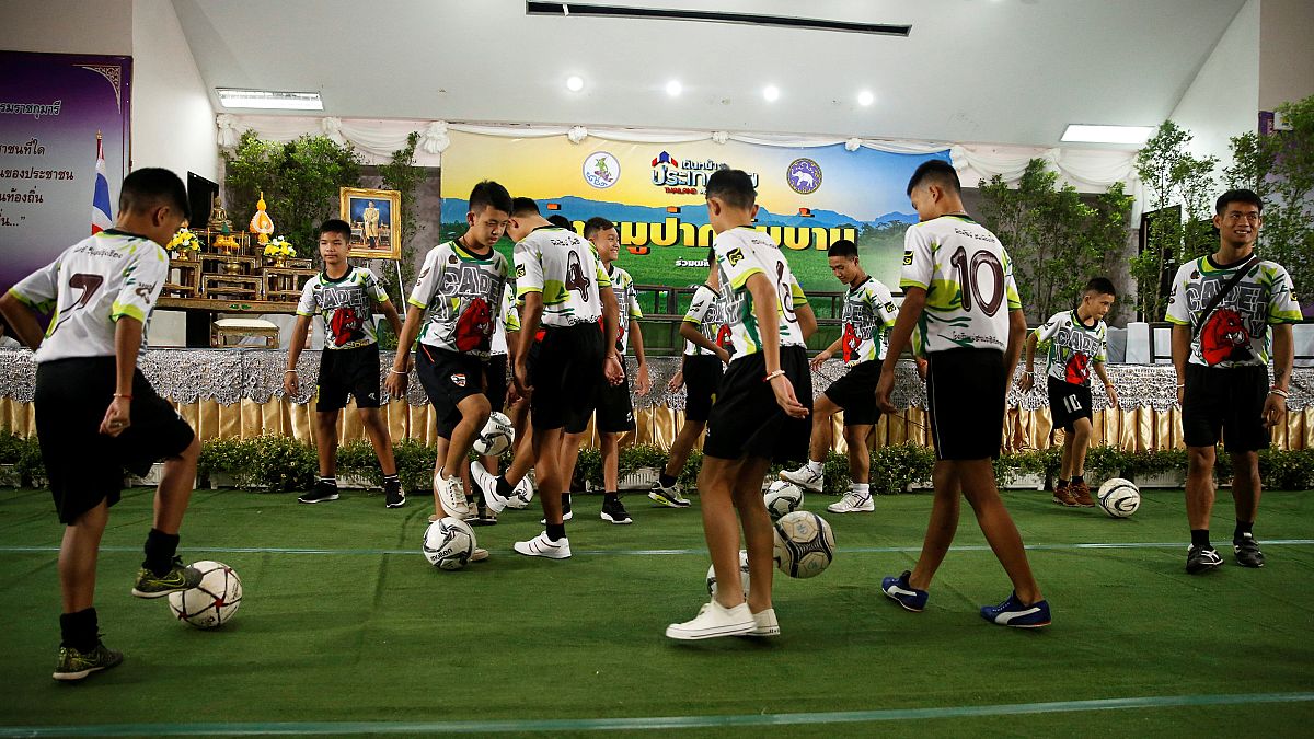 Jugendfußballer in Thailand dürfen erstmals aus dem Krankenhaus