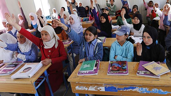 Bombalardan kaçan çocuklar nasıl doktor olacak? -Yunan adalarındaki mülteci çocukların eğitim sorunu Bombalardan kaçan çocuklar nasıl doktor olacak? -Yunan adalarındaki mülteci çocukların eğitim sorunu