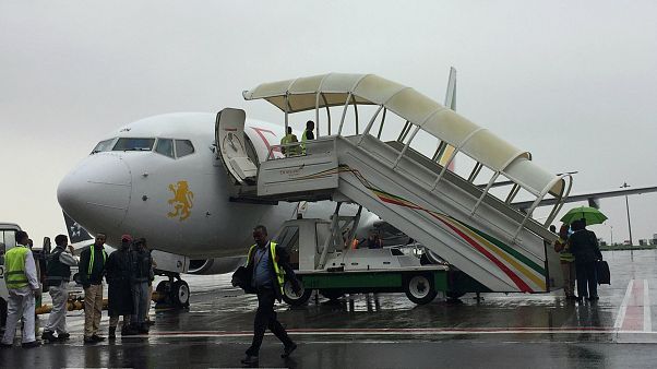 20 sene sonra Etiyopya-Eritre arasında ilk uçuşu yapan uçak hazırlanırken 20 sene sonra Etiyopya-Eritre arasında ilk uçuşu yapan uçak hazırlanırken