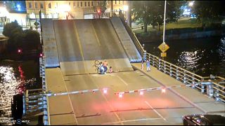 Etats-Unis : spectaculaire accident impliquant une cycliste sur un pont mobile