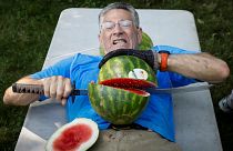 Rekord: Wassermelonen auf eigenem Bauch mit Schwert zerteilt