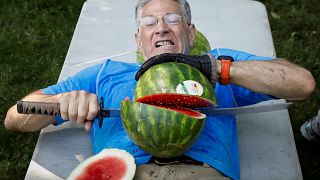 رجل أمريكي يدخل غينيس لتقطيع أكبر عدد من ثمار البطيخ على بطنه