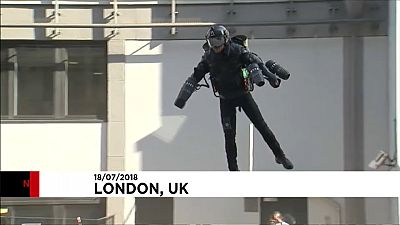 Loja em Londres coloca fato voador à venda
