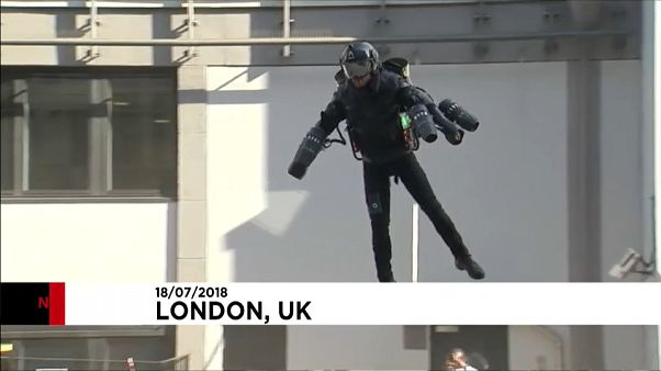 Loja em Londres coloca fato voador à venda Loja em Londres coloca fato voador à venda