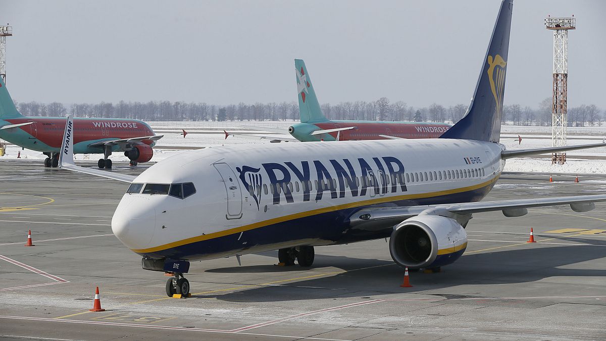 Havaalanında park halinde bulunan bir Ryanair uçağı