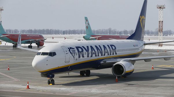 Havaalanında park halinde bulunan bir Ryanair uçağı Havaalanında park halinde bulunan bir Ryanair uçağı