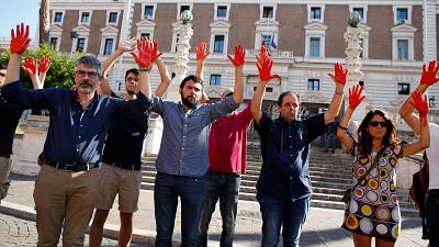 Roma: mani "insanguinate" davanti al Viminale