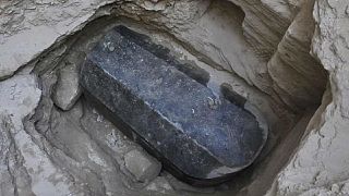 اكتشاف تابوت أسود في الاسكندرية يعود إلى ألفي عام.. فهل سيفتح؟