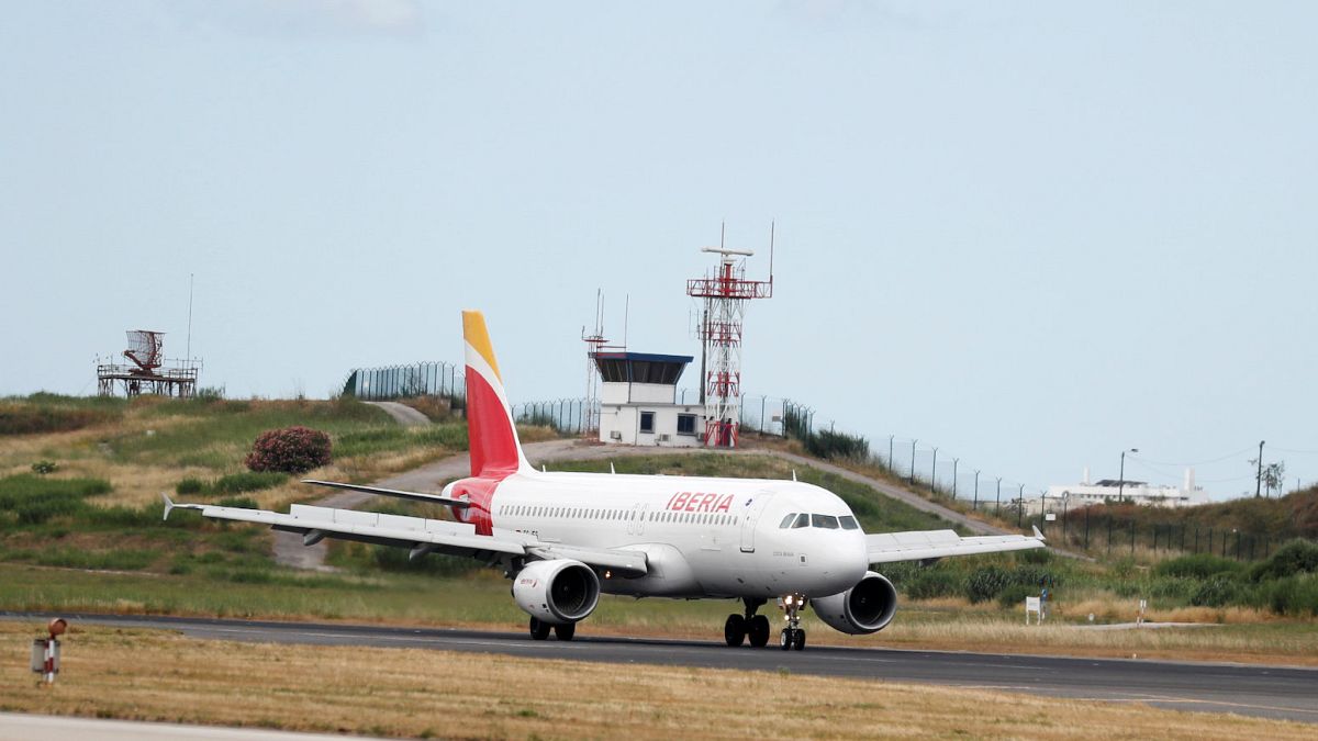 Un avión de Iberia en el aeropuerto de Lisboa