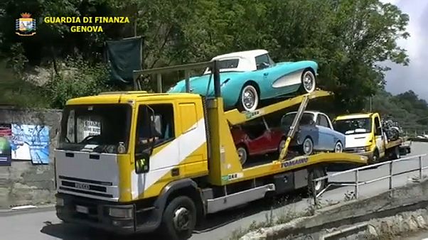 إيطاليا تصادر مجموعة من السيارات الكلاسيكية الفخمة لمتهربين من الضرائب إيطاليا تصادر مجموعة من السيارات الكلاسيكية الفخمة لمتهربين من الضرائب