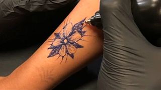 Καναδάς: Ανάρπαστα τα ημιμόνιμα τατουάζ