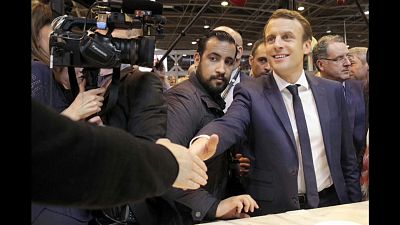 انتقادات بحق ماكرون لقيام موظف في الرئاسة الفرنسية بضرب متظاهر