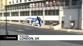 شاهد: عرض حي بذلة "الرجل الحديدي" الطائرة حاليا بأسواق لندن