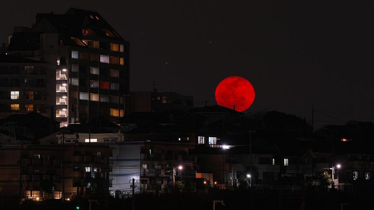 Kanlı Ay: Yirmibirinci yüz yılın en uzun ay tutulması