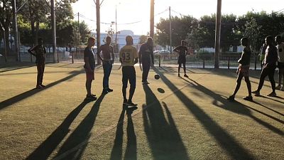 Des joueurs sur un terrain de foot de Bondy, en banlieue de Paris