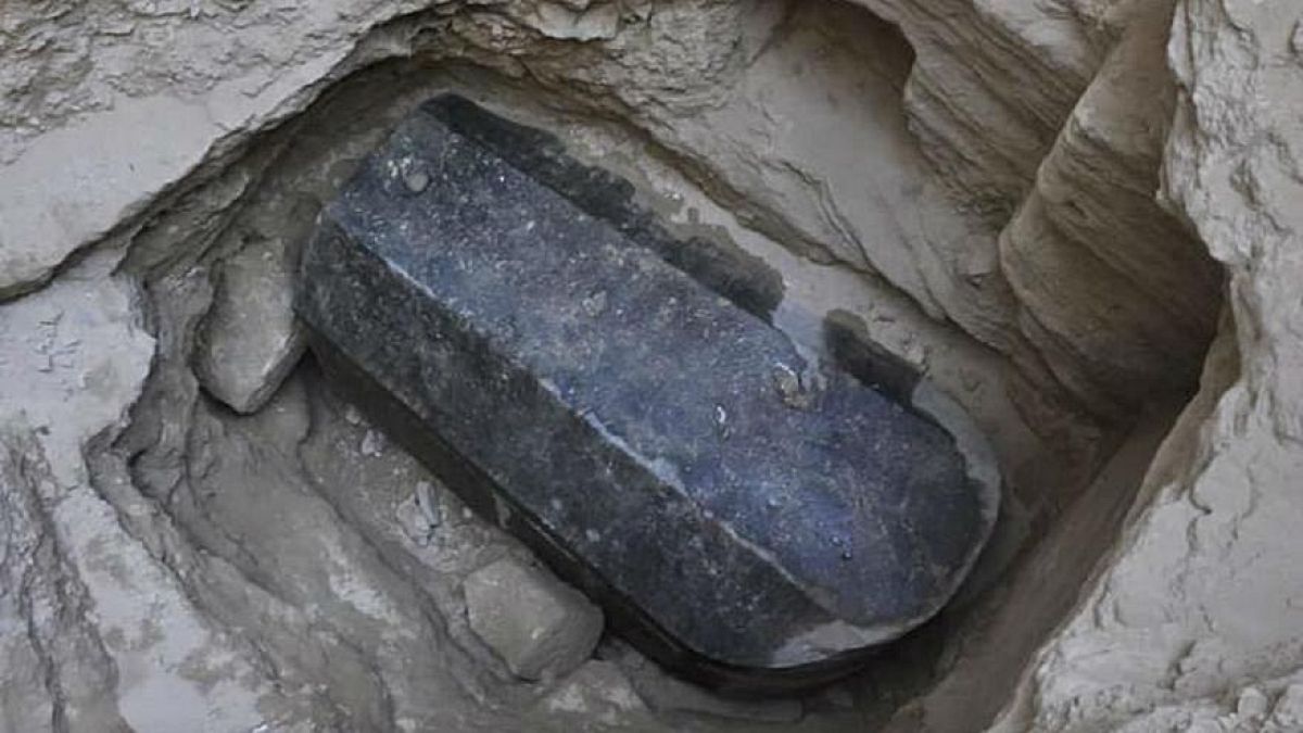 وزارة الآثار المصرية تفتح تابوت الإسكندرية وتكشف عما بداخله