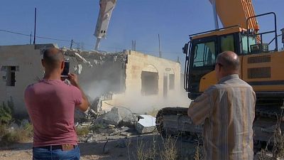 Des Palestiniens détruisent leurs maisons