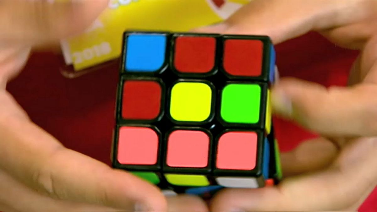 شاهد: 600 شخص يتنافسون على حل "المكعبات الملونة"