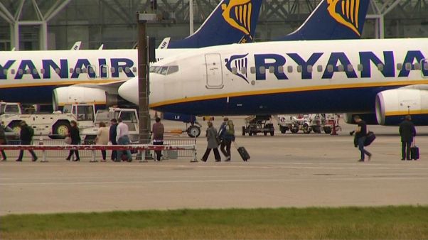 Fomento obliga a Ryanair a operar el 100% de los vuelos a las islas durante la huelga Fomento obliga a Ryanair a operar el 100% de los vuelos a las islas durante la huelga
