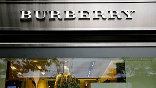 "بيربري" تحرق منتجات بقيمة 30 مليون يورو لحماية علامتها التجارية