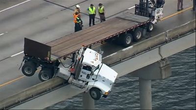 شاهد: شاحنة تتدلى من أعلى جسر بعد انزلاقها في فلوريدا