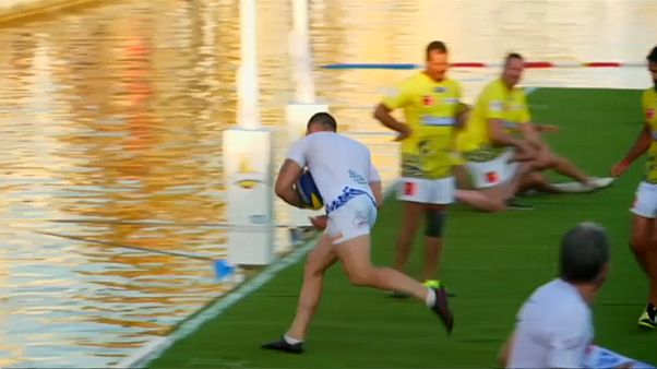 NO COMMENT: Rugby na água é no sul de França NO COMMENT: Rugby na água é no sul de França