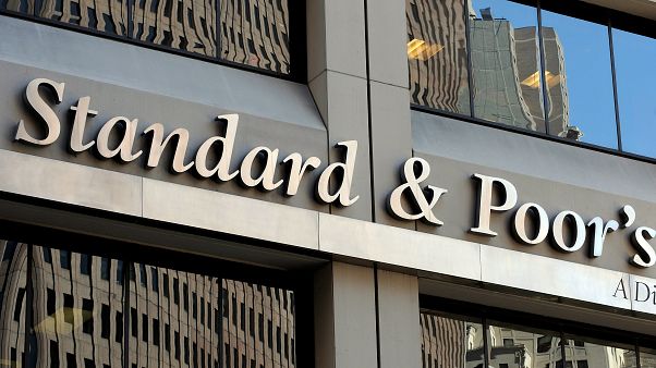 S&P: Αναβάθμιση της προοπτικής της ελληνικής οικονομίας σε «θετική» S&P: Αναβάθμιση της προοπτικής της ελληνικής οικονομίας σε «θετική»