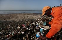 Un fonctionnaire ramasse des débris de plastique en République Dominicaine