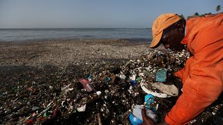 Un fonctionnaire ramasse des débris de plastique en République Dominicaine