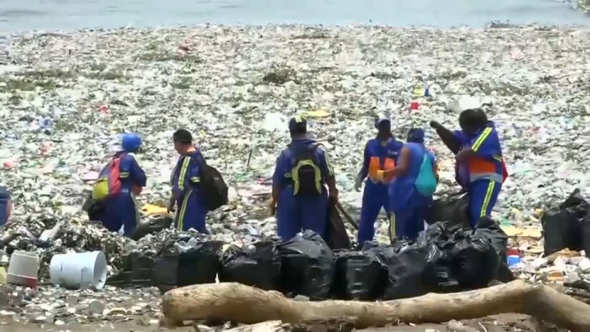 Dominika partját elöntötte a műanyagszemét