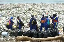 Dominika partját elöntötte a műanyagszemét