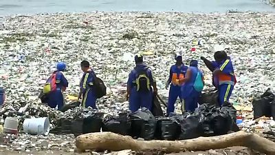 Santo Domingo lucha contra un mar de plástico