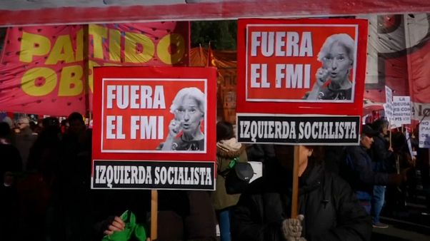 Argentina: centinaia in strada per protestare contro l'Fmi Argentina: centinaia in strada per protestare contro l'Fmi