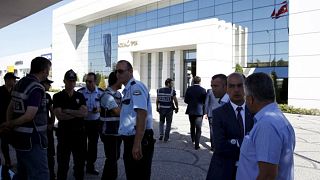 الشرطة التركية عند مداهمتها أحد مكاتب كوزا التي يمتلكها أكين إبيك في أنقرة