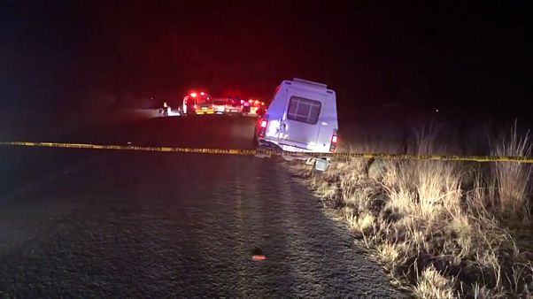 مسلحون يقتلون 11 سائقا لسيارات أجرة أثناء عودتهم من جنازة زميل لهم مسلحون يقتلون 11 سائقا لسيارات أجرة أثناء عودتهم من جنازة زميل لهم