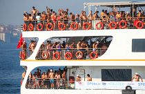2.000 nadadores cruzan de Asia a Europa