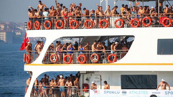 La gara di nuoto intercontinentale sul Bosforo: oltre 50 paesi si incontrano La gara di nuoto intercontinentale sul Bosforo: oltre 50 paesi si incontrano