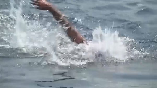 Schwimmend von Asien nach Europa Schwimmend von Asien nach Europa