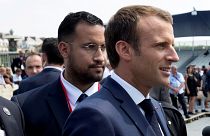 الرئيس الفرنسي إيمانويل ماكرون رفقة موظف الأمن ألكسندر بينالا