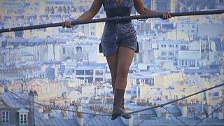 ۳۵ متر روی طناب؛ بندبازی مقابل یکی از مشهورترین کلیساهای پاریس