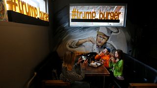 زيادة الطلب على مطعم "ترامب" للبرغر بعد تحسن العلاقات الأمريكية الروسية