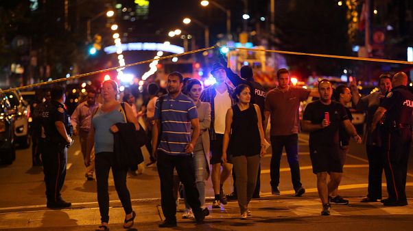 Tiroteio em Toronto: 2 mortos e 12 feridos Tiroteio em Toronto: 2 mortos e 12 feridos
