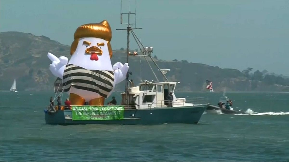 شاهد : "دجاجة ترامب" تتجول في سان فرانسيسكو