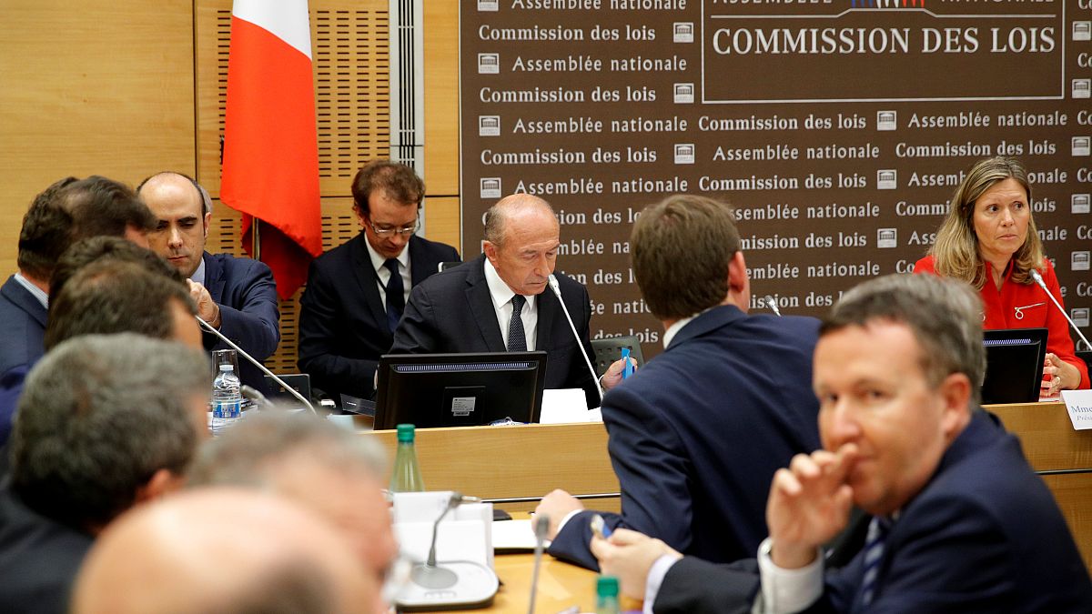 وزير الداخلية الفرنسي جيرار كولومب أثناء استجوابه