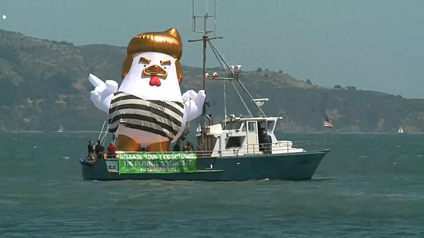 Un poulet gonflable à l'effigie de Donald Trump fait sensation dans la baie de San Francisco Un poulet gonflable à l'effigie de Donald Trump fait sensation dans la baie de San Francisco