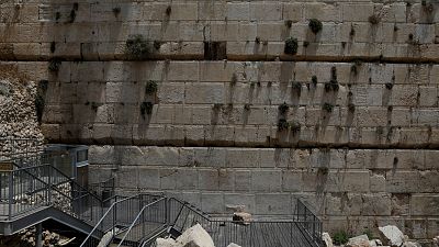 Watch: stone falls from Western Wall in Jerusalem onto prayer area